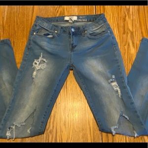 ✨2/$20✨ Distressed Skinny Jean